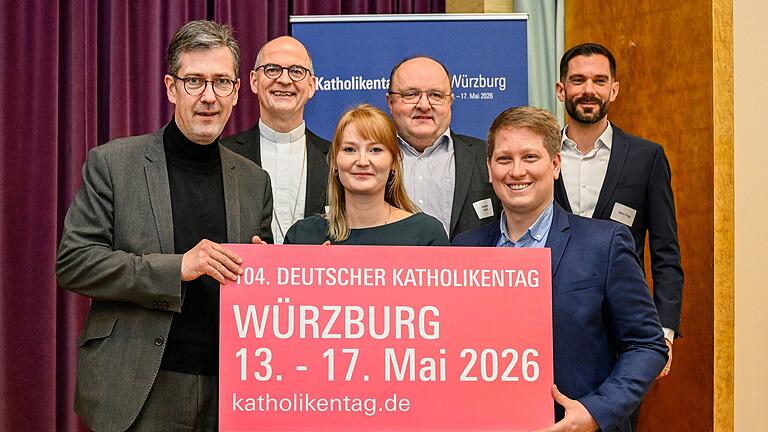 Der Würzburger Bischof Franz Jung eröffnete kürzlich die Geschäftsstelle des Katholikentages 2026 in Würzburg. Die Geschäftsstelle entsteht bei den Erlöserschwestern. Der Würzburger Bischof Franz Jung eröffnete kürzlich die Geschäftsstelle des Katholikentages 2026 in Würzburg. Die Geschäftsstelle entsteht bei den Erlöserschwestern.