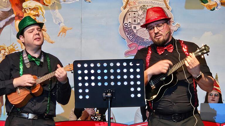 Jubiläumsgesang: Feierten sich und Winterhausen mit ihren schlechtesten Liedern aus elf Jahren: die Straßenmusikanten Michael Beck und Björn Kendl. Jubiläumsgesang: Feierten sich und Winterhausen mit ihren schlechtesten Liedern aus elf Jahren: die Straßenmusikanten Michael Beck und Björn Kendl.