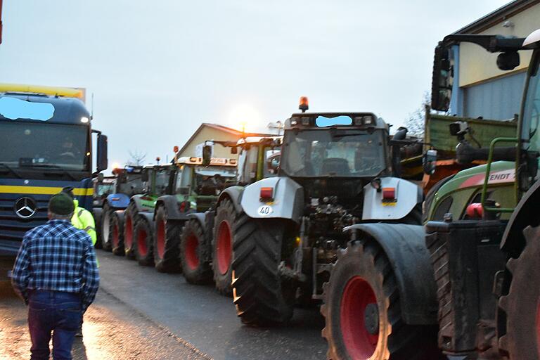 Das Bild zeigt einige 50 Schlepper, die nach Donnersdorf kamen. Das Bild zeigt einige 50 Schlepper, die nach Donnersdorf kamen.