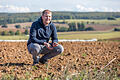 Landwirt Lorenz Köhler aus Billingshausen (Lkr. Main-Spessart) auf dem Feld: Sie sollen den Wind bremsen, Erosion verhindern und im Sommer Schatten spenden.