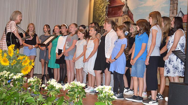 Für die musikalische Umrahmung der Abschlussfeier der Bad Königshöfer Mittelschule sorgte eine Chor der fünften und sechsten Klassen. Begleitet wurden die Schülerinnen und Schüler an der Gitarre von Eva Böhm (links). Für die musikalische Umrahmung der Abschlussfeier der Bad Königshöfer Mittelschule sorgte eine Chor der fünften und sechsten Klassen. Begleitet wurden die Schülerinnen und Schüler an der Gitarre von Eva Böhm (links).