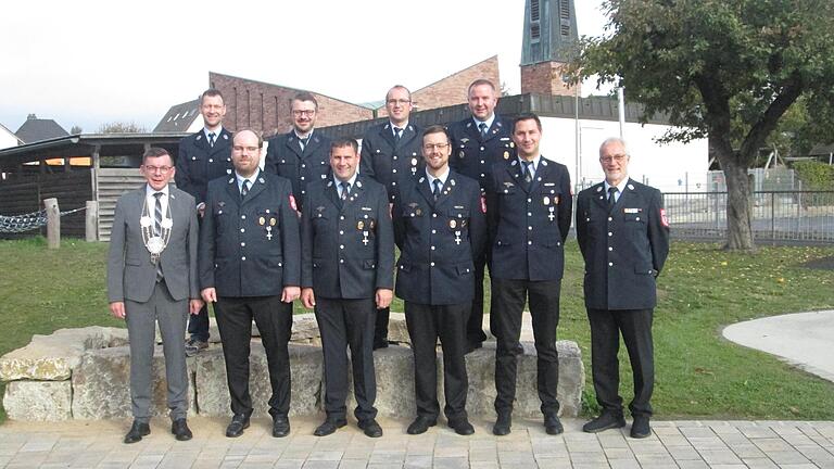 Bürgermeister Armin Warmuth (links) und Kreisbrandmeister Elmar Eisenmann (rechts) dankten und gratulierten den Feuerwehrmännern für 25 Jahre Treue: (hintere Reihe von links) Steffen Schmitt, Christian Heid, Christian Teubert und Florian Müller, (... - Bürgermeister Armin Warmuth (links) und Kreisbrandmeister Elmar Eisenmann (rechts) dankten und gratulierten den Feuerwehrmännern für 25 Jahre Treue: (hintere Reihe von links) Steffen Schmitt, Christian Heid, Christian Teubert und Florian Müller, (vordere Reihe von links) Michael Ohmert, Stefan Ruppert, Alexander Dangel und Andreas Ebert. Bürgermeister Armin Warmuth (links) und Kreisbrandmeister Elmar Eisenmann (rechts) dankten und gratulierten den Feuerwehrmännern für 25 Jahre Treue: (hintere Reihe von links) Steffen Schmitt, Christian Heid, Christian Teubert und Florian Müller, (... - Bürgermeister Armin Warmuth (links) und Kreisbrandmeister Elmar Eisenmann (rechts) dankten und gratulierten den Feuerwehrmännern für 25 Jahre Treue: (hintere Reihe von links) Steffen Schmitt, Christian Heid, Christian Teubert und Florian Müller, (vordere Reihe von links) Michael Ohmert, Stefan Ruppert, Alexander Dangel und Andreas Ebert.