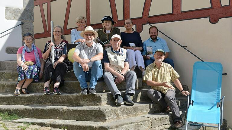 In Ostheim vor der Rhön gibt es zahlreiche Führungen, die in einer Broschüre gebündelt wurden. Darüber freuen sich nicht nur die Gästeführer, sondern auch Bürgermeister Steffen Malzer und die Leiterin von Tourismus und Marketing Ostheim vor der Rhön, Susanne Orf (hinten, von rechts). In Ostheim vor der Rhön gibt es zahlreiche Führungen, die in einer Broschüre gebündelt wurden. Darüber freuen sich nicht nur die Gästeführer, sondern auch Bürgermeister Steffen Malzer und die Leiterin von Tourismus und Marketing Ostheim vor der Rhön, Susanne Orf (hinten, von rechts).