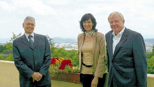 Das Rhön-Park-Hotel hat eine neue Führungsspitze: Der langjährige Verwaltungsdirektor Helmut Behr (links) begrüßt den neuen Direktor Ben Baars. Dritte im Bunde ist Marketingleiterin Cornelia Girke. Das Rhön-Park-Hotel hat eine neue Führungsspitze: Der langjährige Verwaltungsdirektor Helmut Behr (links) begrüßt den neuen Direktor Ben Baars. Dritte im Bunde ist Marketingleiterin Cornelia Girke.