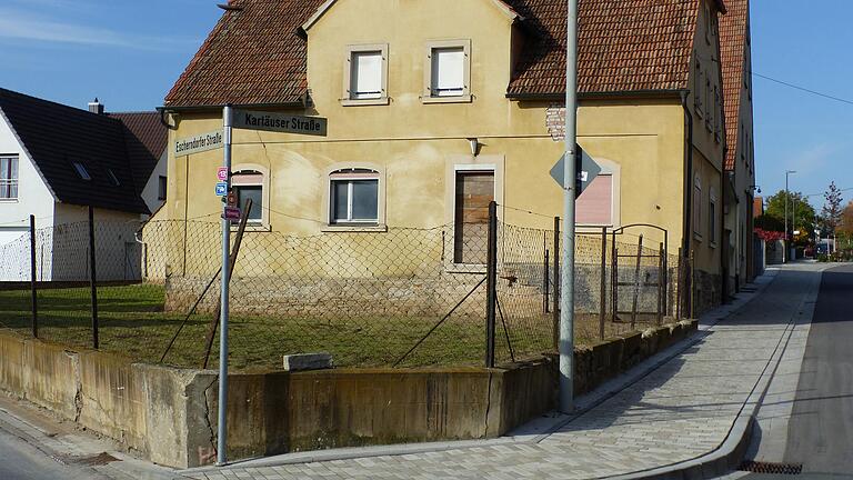 Sieben Reihenhäuser statt Leerstand: Der Bauausschuss sprach sich für die Pläne Christian Dörrs aus, der mit seiner Firma Massive Wohnbau GmbH die Häuser an der Kartäuser Straße erreichten wird.