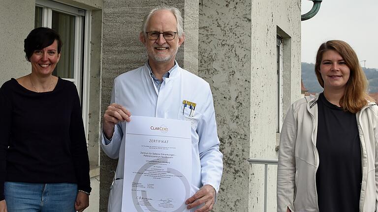 Prof. Dr. Helge Hebestreit, der Direktor des Zentrums für Seltene Erkrankungen – Referenzzentrum Nordbayern, und seine Team-Kolleginnen Silke Amelang (links) und Lisa Pfister freuen sich über die erfolgreiche Zertifizierung.