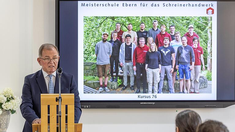Erwin Dotzel spricht ein letztes Mal in seiner Eigenschaft als Vorsitzender des Zweckverbandes Meisterschule Ebern auf einer Entlassfeier..