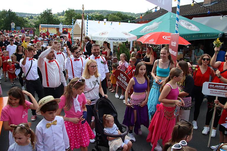 Alle Abteilungen des TSV Erlabrunn beteiligten sich am großen Jubiläumsfestzug. Alle Abteilungen des TSV Erlabrunn beteiligten sich am großen Jubiläumsfestzug.