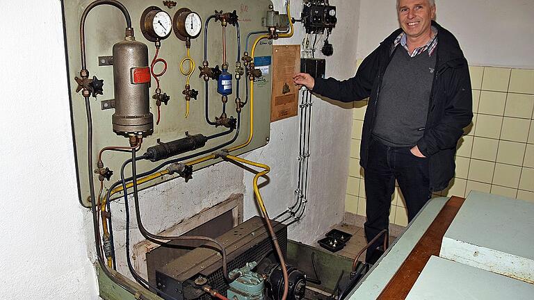Die Gemeinschaftskühlanlage mit Kolben-Kompressor in Steinsfeld funktionierte über sechs Jahrzehnte. Das Bild zeigt den Vorsitzenden der Frostfachgemeinschaft Steinsfeld, Matthias Thein, beim Erklären der elektrischen Anlage, die bis letztes Jahr noch ihren Dienst zuverlässig verrichtete. Die Gemeinschaftskühlanlage mit Kolben-Kompressor in Steinsfeld funktionierte über sechs Jahrzehnte. Das Bild zeigt den Vorsitzenden der Frostfachgemeinschaft Steinsfeld, Matthias Thein, beim Erklären der elektrischen Anlage, die bis letztes Jahr noch ihren Dienst zuverlässig verrichtete.