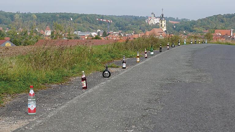 Auf dem 'regionalen Getränkeweg' von Kreistourismus und Regionalmanagement des Landkreises stehen Flaschen mit Getränken, die im Landkreis abgefüllt werden, vor dem Hintergrund der Stadt Scheinfeld mit dem Schloss Schwarzenberg. Auf dem 'regionalen Getränkeweg' von Kreistourismus und Regionalmanagement des Landkreises stehen Flaschen mit Getränken, die im Landkreis abgefüllt werden, vor dem Hintergrund der Stadt Scheinfeld mit dem Schloss Schwarzenberg. 