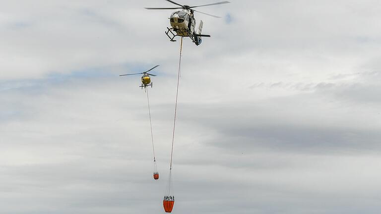 Die Löschwasserbehälter der Hubschrauber können bis zu 800 Liter Wasser fassen. Die Löschwasserbehälter der Hubschrauber können bis zu 800 Liter Wasser fassen.
