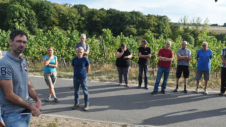 Jochen Körber (links) bei seinem Gespräch mit den Winzerinnen und Winzern auf dem Falkenberg. Jochen Körber (links) bei seinem Gespräch mit den Winzerinnen und Winzern auf dem Falkenberg.