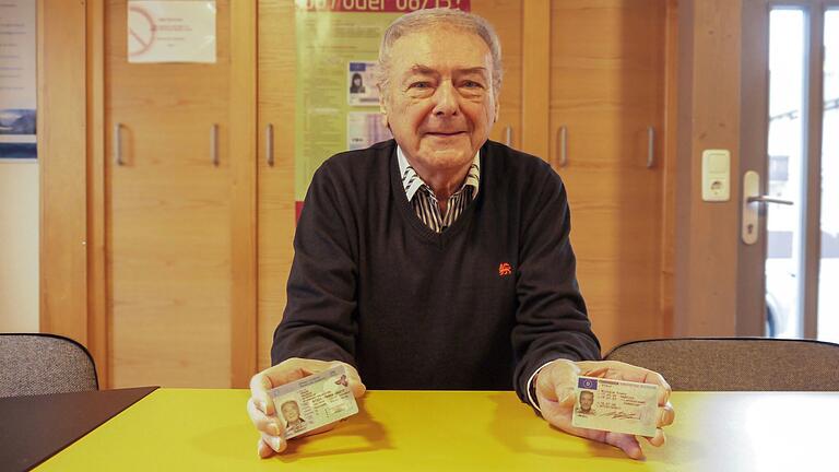 Willi Kraus mit seinem kanadischen (links) und seinem deutschen Führerschein. Willi Kraus mit seinem kanadischen (links) und seinem deutschen Führerschein.