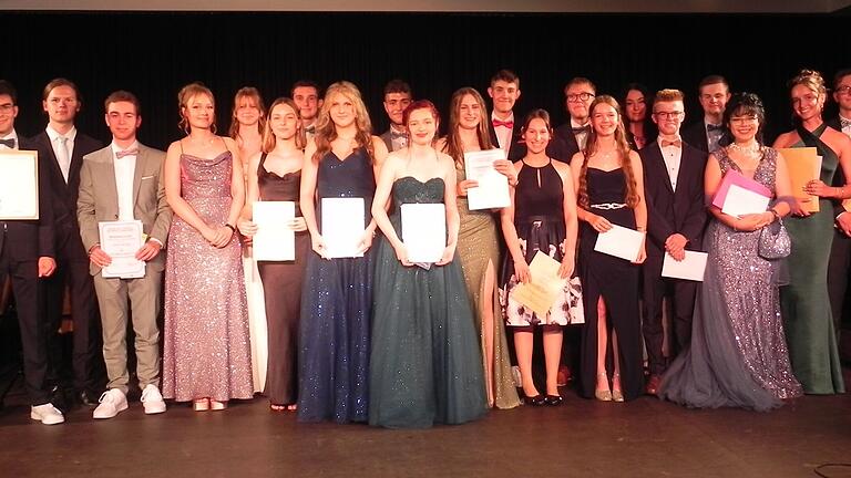 Ihnen wurden Ehrungen für besondere Leistungen beim Abitur am Rhön-Gymnasium zuteil.