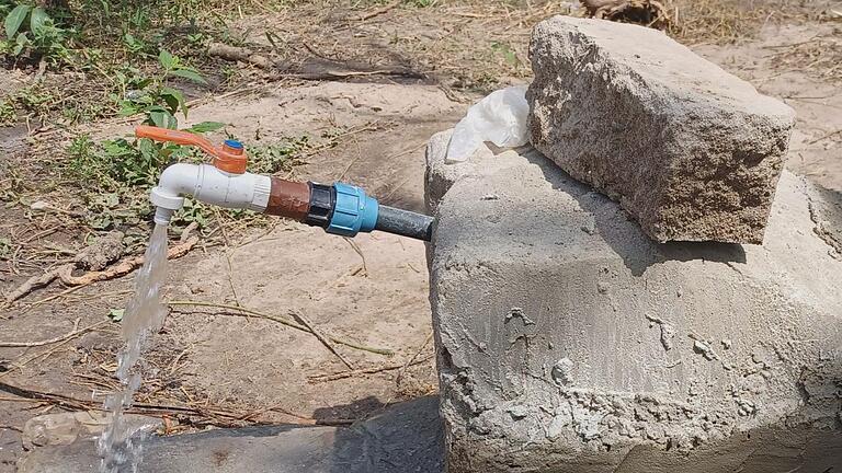 Doch vor den Toiletten wurde eine neue Wasserleitung gebaut, die gleich mehrere Vorteile hatte. - Doch vor den Toiletten wurde eine neue Wasserleitung gebaut, die gleich mehrere Vorteile hatte. Doch vor den Toiletten wurde eine neue Wasserleitung gebaut, die gleich mehrere Vorteile hatte. - Doch vor den Toiletten wurde eine neue Wasserleitung gebaut, die gleich mehrere Vorteile hatte.