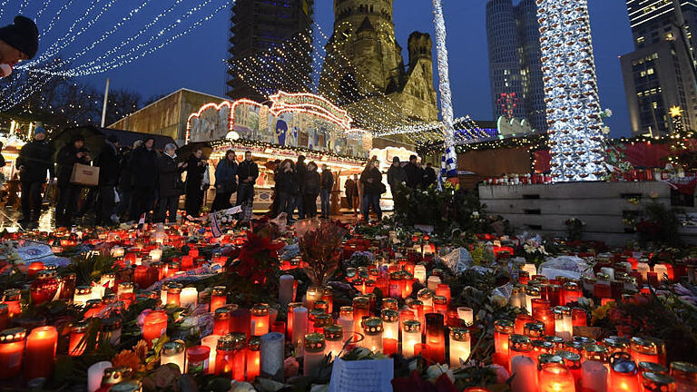 Nach Anschlag auf Berliner Weihnachtsmarkt       -  Blumen und Kerzen am Weihnachtsmarkt am Breitscheidplatz in Berlin. Bei einem Anschlag waren dort vergangene Woche zwölf Menschen getötet und rund 50 verletzt worden.