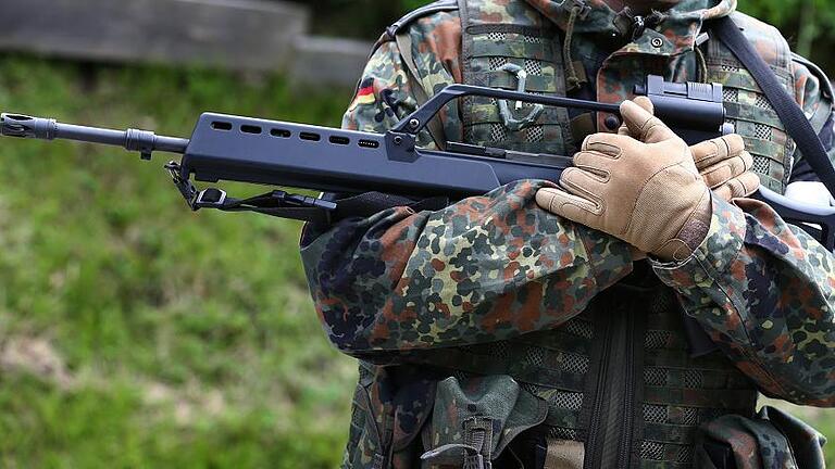 Schießübung bei der Bundeswehr       -  Bei einer Schießübung auf dem Truppenübungsplatz in Wildflecken (Lkr. Bad Kissingen) ist am Dienstag ein Soldat ums Leben gekommen. Nach Angaben aus Wildflecken ereignete sich der tragische Vorfall gegen 15 Uhr. Über die genauen Umstände, wie der Soldat zu Tode kam, war zunächst nichts bekannt. Bekannt geworden ist der Unfall auf eher ungewöhnliche Weise. Die Deutsche Presse Agentur berichtete, Bundesverteidigungsministerin Ursula von der Leyen (CDU) habe den Tod des Mannes bei einer Veranstaltung des Reservistenverbands in Berlin mitgeteilt. &bdquo;Dieser Unfall verdeutlicht auf tragische Weise, was wir unseren Soldaten im Einsatz und in der Ausbildung für den Einsatz abverlangen&ldquo;, habe die Ministerin dort erklärt, heißt es in der Agenturmeldung weiter. Einen Hinweis der Bundeswehr auf den Tod des Soldaten gab es am Dienstag jedoch nicht. Das Polizeipräsidium Unterfranken bestätigte auf Anfrage wenigstens, dass es den Vorfall gegeben habe. Details vermochten die Beamten dort aber nicht zu nennen. Für Presseauskünfte sei die Bundeswehr selbst zuständig, hieß es zur Begründung. Allerdings war am Dienstagabend weder die Pressestelle im Verteidigungsministerium noch die des für Hammelburg und Wildflecken zuständigen Ausbildungskommandos Leipzig der Bundeswehr zu erreichen. Der letzte tödliche Schießunfall auf einem der beiden Übungsplätze des Ausbildungszentrums Infanterie im Kreis Kissingen liegt zwölf Jahre zurück. Damals starb in Hammelburg ein 20-jähriger Lausitzer durch zwei Kugeln aus dem Gewehr eines Kameraden. Die Bundeswehr führte den tragischen Tod des 20-Jährigen danach auf ein &bdquo;Augenblicksversagen&ldquo; des Schützen zurück.