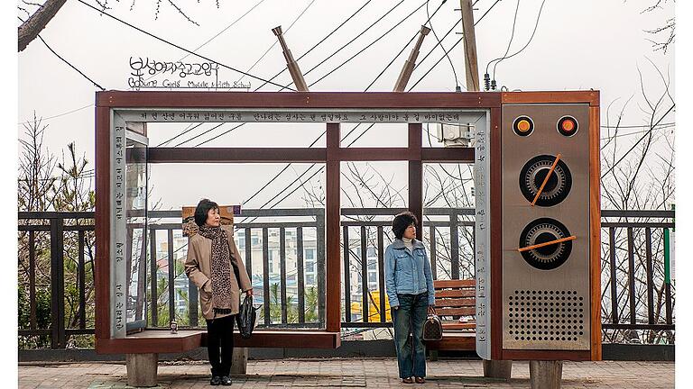 &bdquo;Waiting&rdquo; - im Rundfunkgerät? Seoul, Korea, 2012.