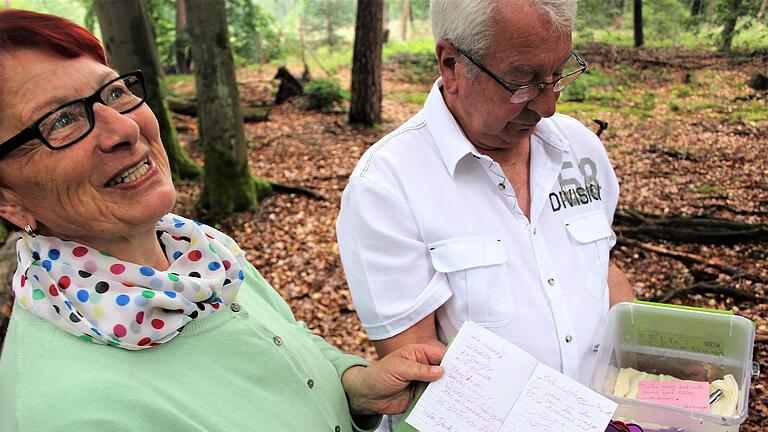 Margot und Franz Will schauen mehrfach in den Briefkasten am Elfenweg bei Untersambach und freuen sich über Nachrichten darin. Margot und Franz Will schauen mehrfach in den Briefkasten am Elfenweg bei Untersambach und freuen sich über Nachrichten darin.