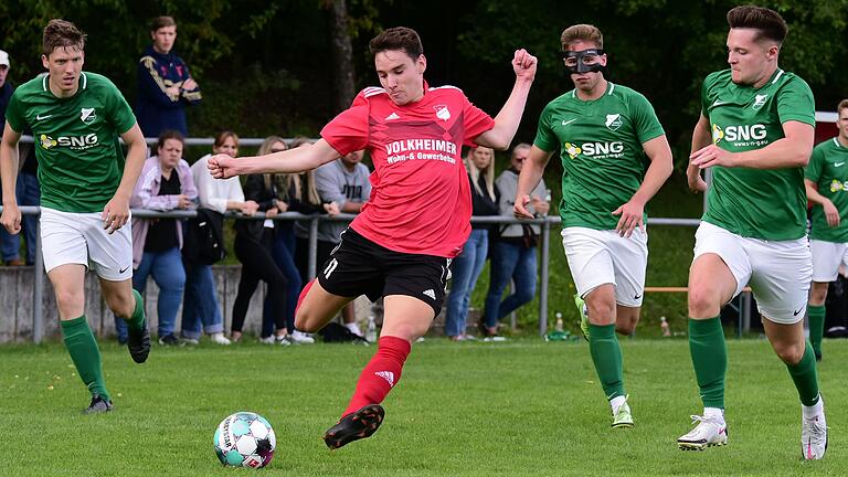 Sebastian Schneyer (am Ball) hat seinen Lebensmittelpunkt nach München verlegt und wird dem SV Rödelmaier daher im neuen Jahr nicht mehr zur Verfügung stehen. Sebastian Schneyer (am Ball) hat seinen Lebensmittelpunkt nach München verlegt und wird dem SV Rödelmaier daher im neuen Jahr nicht mehr zur Verfügung stehen.