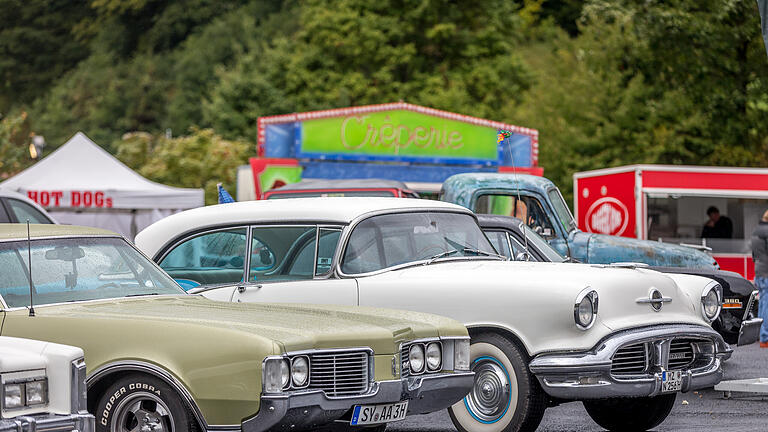 Street Mag Show Geiselwind       -  Vermutlich wegen des nasskalten Wetters besuchen am Sonntag (18.09.22) nur wenige Menschen die Street Mag Show im Eventzentrum Strohofer in Geiselwind.