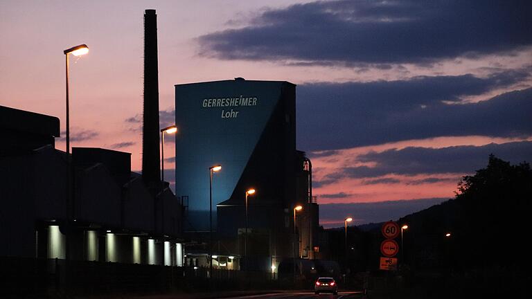 Das Firmengelände von Gerresheimer in Lohr (Lkr. Main-Spessart) im Abendrot.