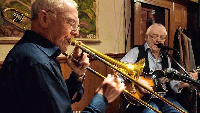 In der Jahresversammlung des Lohrer Kartoffelclubs feierte Kartoffelkönig Eduard Stenger (links), der Leiter des Lohrer Schulmuseums, seinen 75. Geburtstag und spielte mit Bernd Werkmeister den Potato-Blues. In der Jahresversammlung des Lohrer Kartoffelclubs feierte Kartoffelkönig Eduard Stenger (links), der Leiter des Lohrer Schulmuseums, seinen 75. Geburtstag und spielte mit Bernd Werkmeister den Potato-Blues.