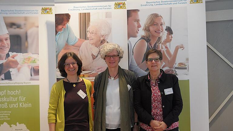 Snacks oder Linsensuppe: Welches Schulessen bei Kindern gut ankommt - Brigitte Baumeister (Mitte) ist die Leiterin des Fachzentrums Ernährung und Gemeinschaftsverpflegung am Amt für Ernährung, Landwirtschaft und Forsten in Würzburg. Snacks oder Linsensuppe: Welches Schulessen bei Kindern gut ankommt - Brigitte Baumeister (Mitte) ist die Leiterin des Fachzentrums Ernährung und Gemeinschaftsverpflegung am Amt für Ernährung, Landwirtschaft und Forsten in Würzburg.