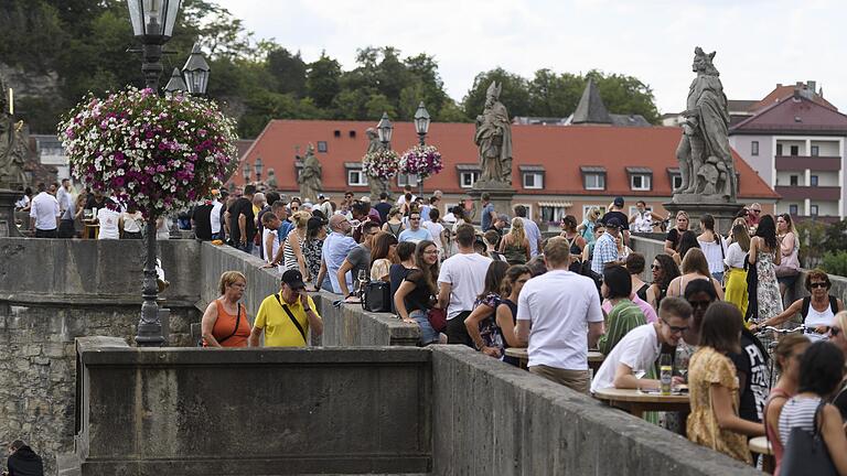 Von Corona-Abstand keine Spur: Zahlreiche Menschen bevölkerten am Wochenende die Alte Mainbrücke in Würzburg. Von Corona-Abstand keine Spur: Zahlreiche Menschen bevölkerten am Wochenende die Alte Mainbrücke in Würzburg.