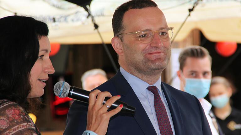CDU-Bundesgesundheitsminister Jens Spahn, zusammen mit Staatssekretärin Dorothee Bär, am Stadtstrand.