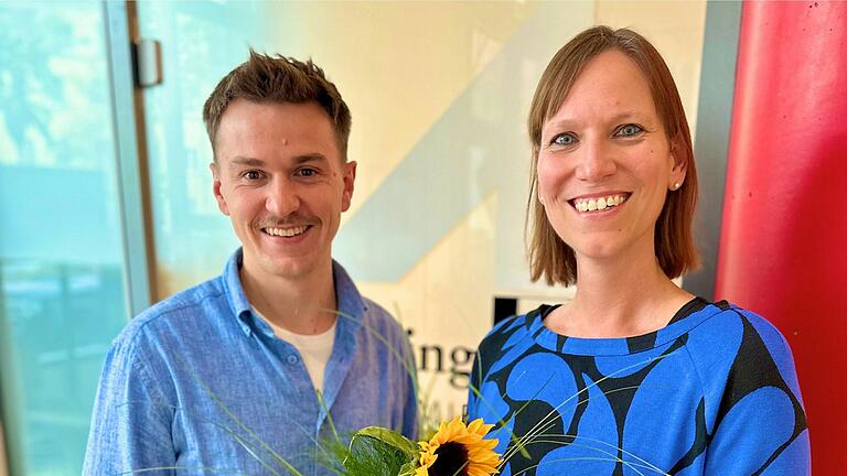 Tanja Eisler, Akademieleitung, begrüßt Elias Lang offiziell als neuen stellvertretenden Leiter mit einem Blumenstrauß.