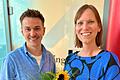 Tanja Eisler, Akademieleitung, begrüßt Elias Lang offiziell als neuen stellvertretenden Leiter mit einem Blumenstrauß.
