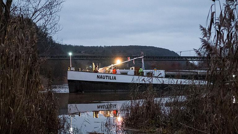 Zwei quer liegende Frachter versperren den Main       -  Mehrere Versuche, das Schiff wieder in die Fahrrinne zu drehen, scheiterten zunächst.