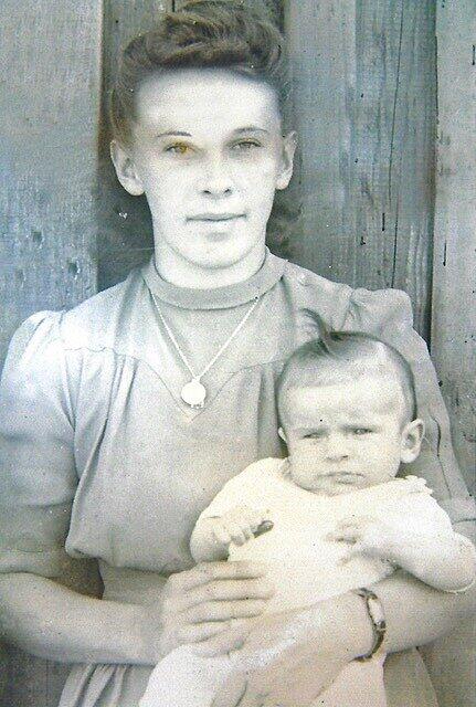 Maria Brik mit Tochter Halina, geboren im April 1947, im Camp for Displaced Persons in Weiden Maria Brik mit Tochter Halina, geboren im April 1947, im Camp for Displaced Persons in Weiden