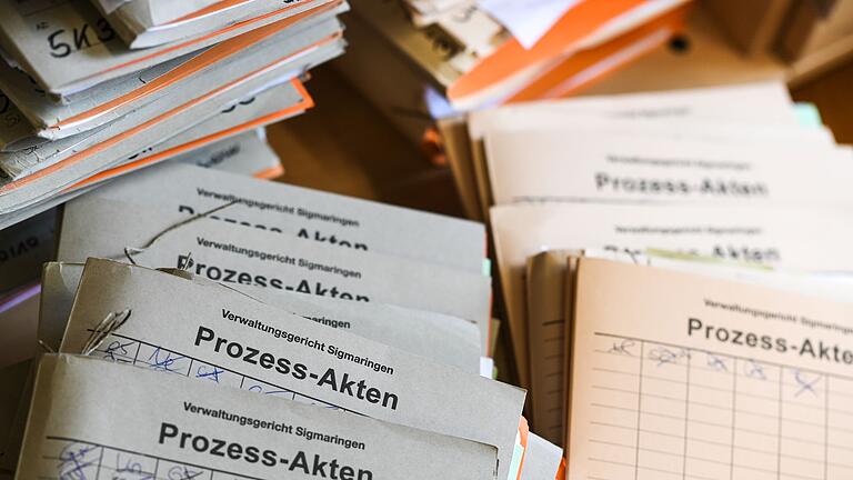 Asylklagen.jpeg - In den deutschen Verwaltungsgerichten stapeln sich seit Jahren die Klagen von Asylbewerbern. Asylklagen.jpeg - In den deutschen Verwaltungsgerichten stapeln sich seit Jahren die Klagen von Asylbewerbern.
