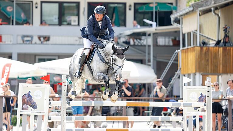 Das Kiliani Reitturnier des Reit- und Fahrsportvereins Würzburg und Umgebung findet jedes Jahr im Juli statt. Im Bild der Erstplatzierte des Vorjahres Gencho Genchev mit D'Artagnan, Das Kiliani Reitturnier des Reit- und Fahrsportvereins Würzburg und Umgebung findet jedes Jahr im Juli statt. Im Bild der Erstplatzierte des Vorjahres Gencho Genchev mit D'Artagnan,