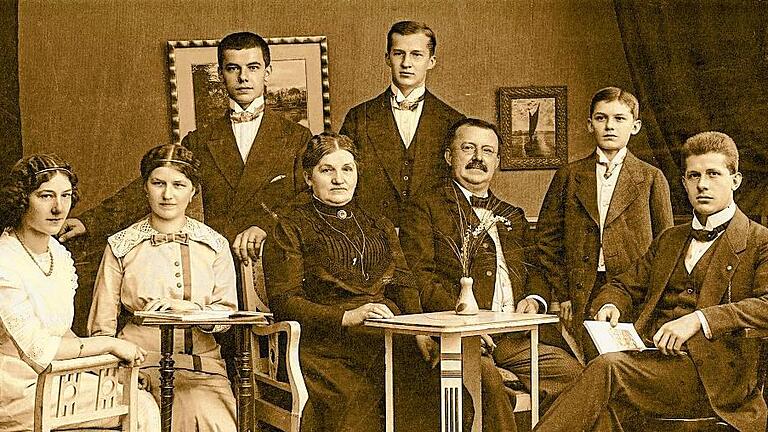 Die Schneiderfamilie Hahmann: hinten links stehend Karl Hahmann, vorne recht sitzend Georg. Die Schneiderfamilie Hahmann: hinten links stehend Karl Hahmann, vorne recht sitzend Georg.