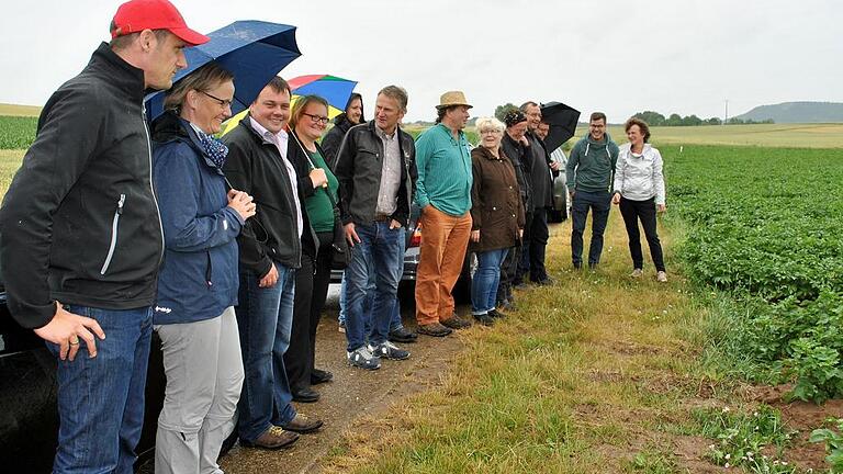 An mehreren Stationen im Bereich Großbardorf wurde der Stand der unterschiedlichen Feldfrüchte begutachtet. An mehreren Stationen im Bereich Großbardorf wurde der Stand der unterschiedlichen Feldfrüchte begutachtet.