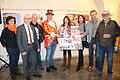 Die Ausstellungseröffnung fand mit (von links): Else Platzer, Bürgermeister Jürgen Lippert, Rainer Pröschl, Jörg Fella, Jasna Blaic, Rosemarie Knechtel, Günther Felbinger (Vorsitzender Stadtmarketing Gemünden) und Peter Lang statt.