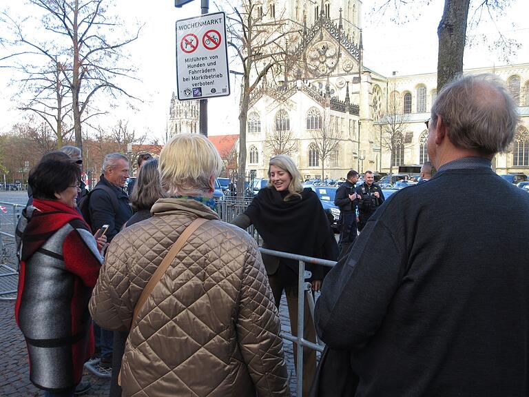Die kanadische Außenministerin Mélanie Joly begrüßte Reiseteilnehmer des Ochsenfurter SPD-Ortsvereins. Die kanadische Außenministerin Mélanie Joly begrüßte Reiseteilnehmer des Ochsenfurter SPD-Ortsvereins.