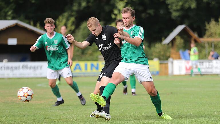 Hängt sich immer rein: Der Sander Maximilian Zang (rechts, hier im Juli 2022 im Duell mit Rottendorfs Mathias Böhler) ist trotz der tabellarischen Situation stolz auf sein Team. Hängt sich immer rein: Der Sander Maximilian Zang (rechts, hier im Juli 2022 im Duell mit Rottendorfs Mathias Böhler) ist trotz der tabellarischen Situation stolz auf sein Team.