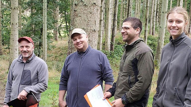 Die Verantwortlichen der Prüfung, von links nach rechts: Patrick Hildenbrand (Leiter der Betriebsprüfung) Ralf Schmidl (BL Arnstein und Revierleiter Eußenheim) Phillip Theobald (Revierleiter Stadt Arnstein) und Luisa Heim (Betriebspraktikantin).