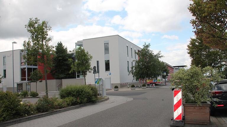 Pflanzkübel mit Warnbake: Ein Hindernis für Raser? Pflanzkübel mit Warnbake: Ein Hindernis für Raser?