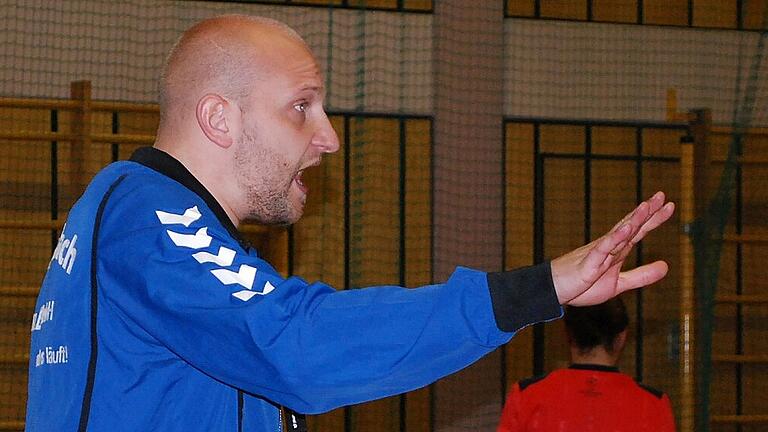 Ruhig bleiben: Volkachs neuer Trainer Fabian Servatius muss den Sturm und Drang seiner jungen Schützlinge mitunter bremsen. Hess Ruhig bleiben: Volkachs neuer Trainer Fabian Servatius muss den Sturm und Drang seiner jungen Schützlinge mitunter bremsen. Hess