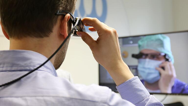 Das Uniklinikum Würzburg ist auch im Corona-Jahr 2020 bei der Aktionswoche Wuerzburg Web Week dabei. Das Bild einer Datenbrillen-Lösung für Anästhesisten stammt aus einer der letztjährigen Präsentationen. Das Uniklinikum Würzburg ist auch im Corona-Jahr 2020 bei der Aktionswoche Wuerzburg Web Week dabei. Das Bild einer Datenbrillen-Lösung für Anästhesisten stammt aus einer der letztjährigen Präsentationen.