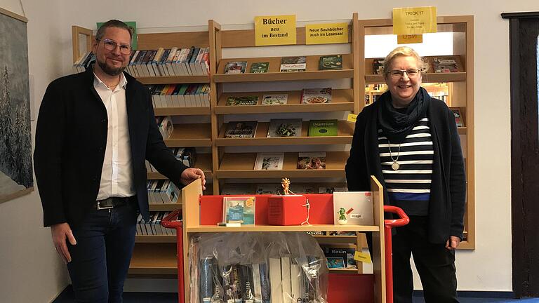 Click &amp; Collect läuft richtig gut: Leiterin Claudia Scheler und Geschäftsleiter Christoph Neubauer vor einer Auswahl des Medienangebotes der Stadtbibliothek Bad Neustadt.