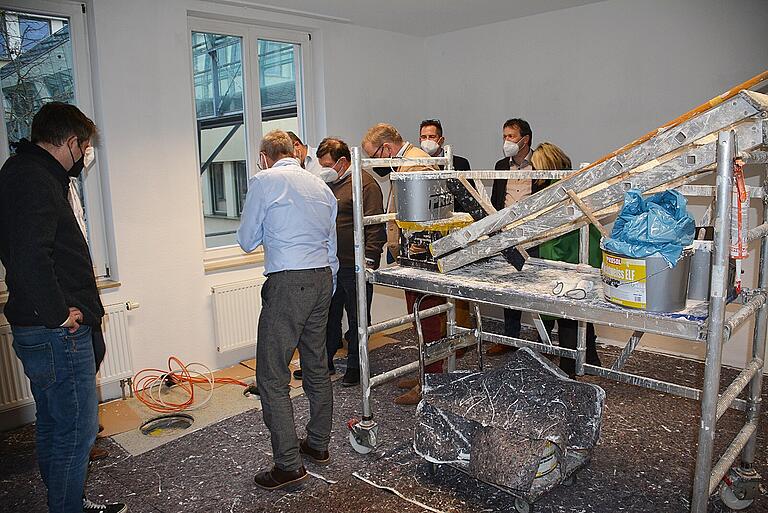 Blick in einen Arbeitsraum im Anbau der Roßmarktstraße. Unter dem einfachen Holzboden befinden sich die Versorgungsleitungen. Hier wurden die Sanierungsarbeiten bereits begonnen. Blick in einen Arbeitsraum im Anbau der Roßmarktstraße. Unter dem einfachen Holzboden befinden sich die Versorgungsleitungen. Hier wurden die Sanierungsarbeiten bereits begonnen.