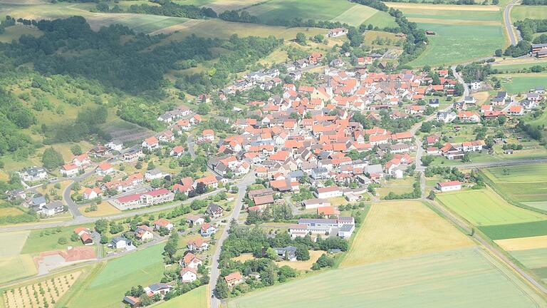 Sehr eng bebaut ist das Dorf, das stark seine Traditionen pflegt, wie etwa ein Fest im Herbst, das Tausende Besucher an den Fuß der Rhön zieht.