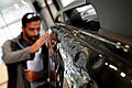 Sturmschäden, Hagelschaden.jpeg       -  Mustafa Gülsün von Auto Reichardt in Haunstetten begutachtet einen Hagelschaden. Reparieren kann er ihn erst, wenn ein Gutachten vorliegt.