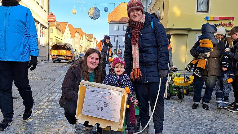 Die dreijährige Marleen hatte mit ihrer Mutter Jessica Krenig aus Brendlorenzen (rechts) und deren Cousine Emely Märkert aus Schönau ihren Tretschlepper mitgebracht. Die dreijährige Marleen hatte mit ihrer Mutter Jessica Krenig aus Brendlorenzen (rechts) und deren Cousine Emely Märkert aus Schönau ihren Tretschlepper mitgebracht.